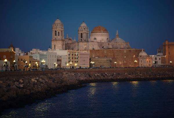 Cómo disfrutar de un paseo nocturno por el casco histórico de Cádiz