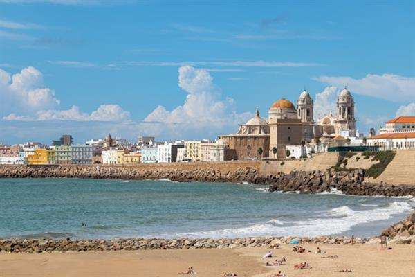Cómo disfrutar de Cádiz en verano: playas, actividades y planes imprescindibles