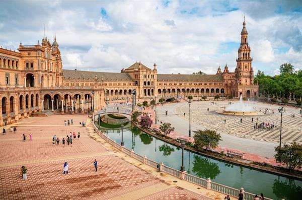 Sevilla bajo la luna: lugares para disfrutar de una noche mágica