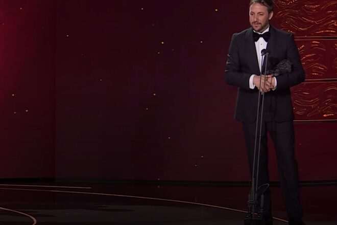 Pepe Lorente recibe el galardón a Mejor Actor Revelación en los Premios Goya 2025 por su interpretación en La estrella azul.