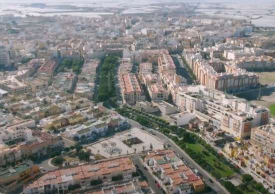 El Ayuntamiento de Roquetas de Mar licita el servicio de reposición de asfalto.