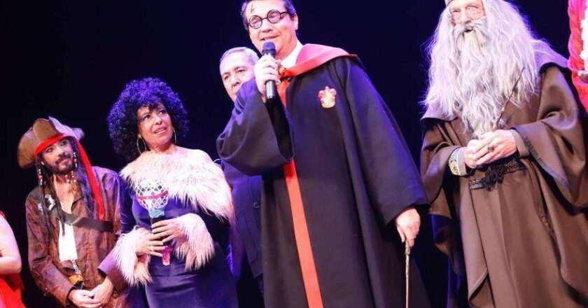 Alcalde se disfraza de Harry Potter en la gran final del concurso del Carnaval de Córdoba 2025