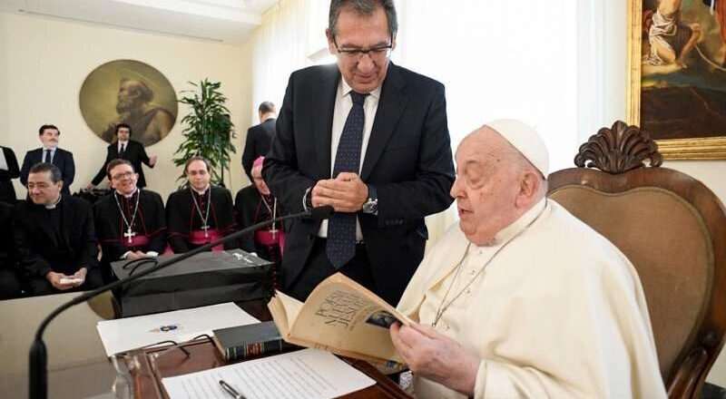 Antonio Pulido presenta al Papa Francisco el libro Sevilla en clausura en el Vaticano.