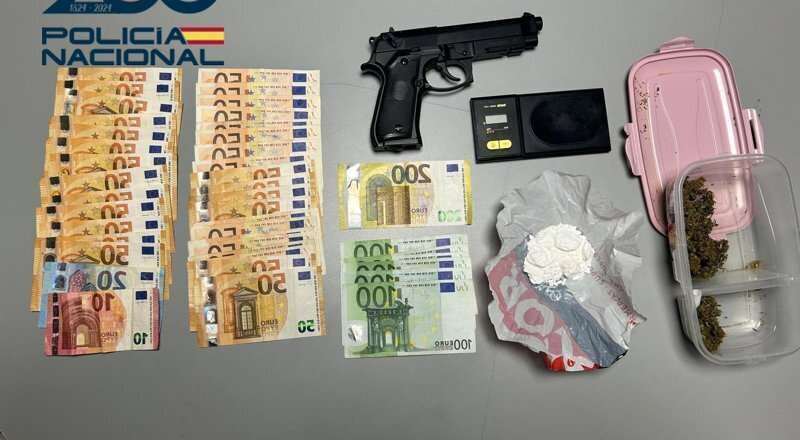 Arrestado por amenazar con un arma de fuego falsa y poseer un cuarto acondicionado para cultivo indoor