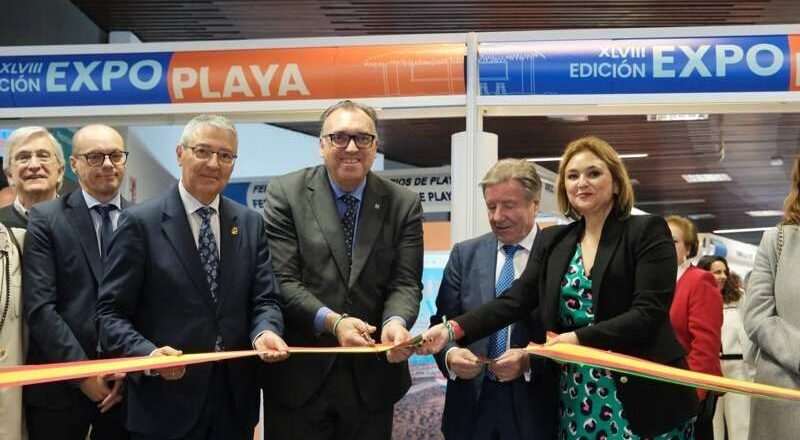 Bernal resalta la innovación del sector en Expoplaya para ayudar a conservar la costa andaluza