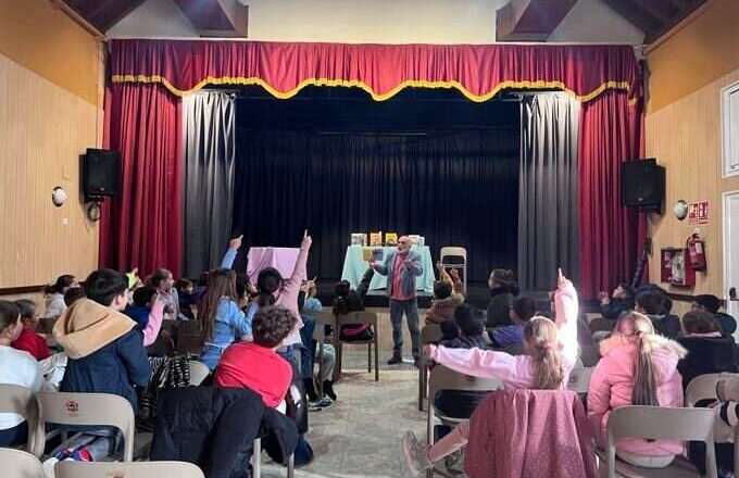 Brenes lanza una iniciativa para fomentar la lectura en las escuelas.