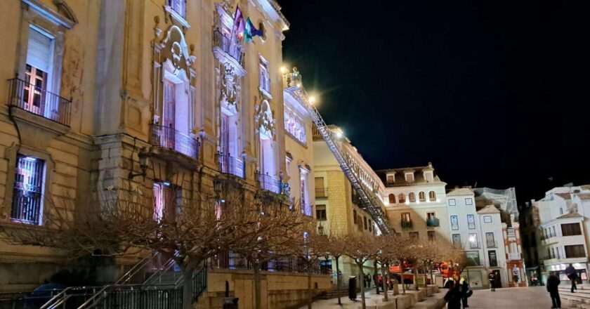 Cascotes del Ayuntamiento se desprenden por el viento y los Bomberos actúan.