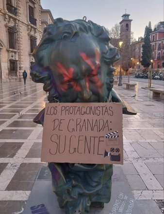 Colectivos de Granada emplean los bustos de los Goya para promover sus mensajes ecologistas y sociales.