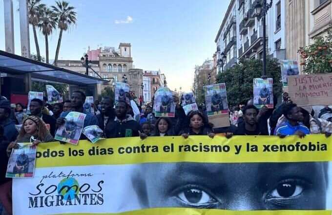 Concentración de la comunidad senegalesa para solicitar la reanudación de la investigación sobre la muerte de Mamouth Bakhoum.