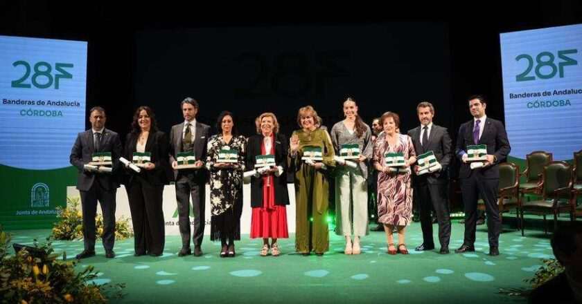 Córdoba reconoce su talento, futuro y solidaridad en la entrega de las Banderas de Andalucía