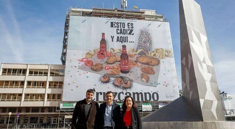 Cruzcampo presenta una gran lona junto al puerto de Cádiz con un bodegón de Pepe Baena que hace referencia al Carnaval
