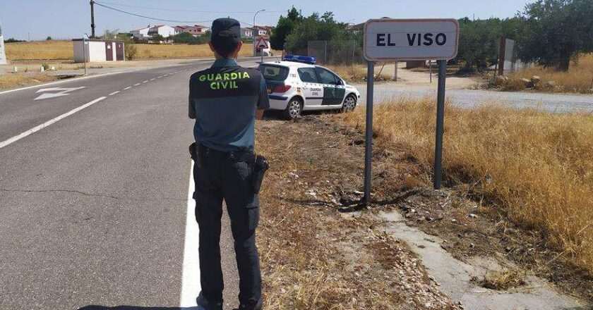 Cuatro personas bajo investigación por robos y daños en vehículos estacionados en Villaralto, Córdoba.