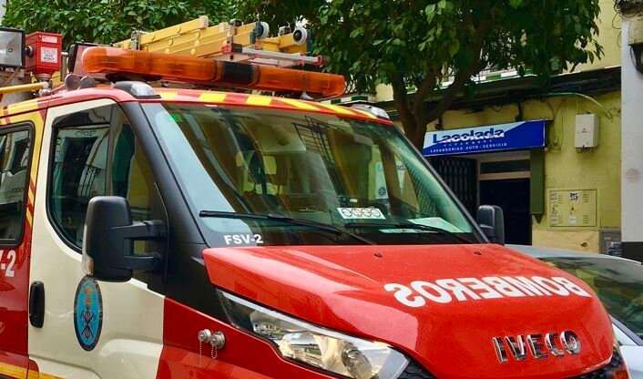 Cuatro personas sufren inhalación de humo tras el incendio de una casa.