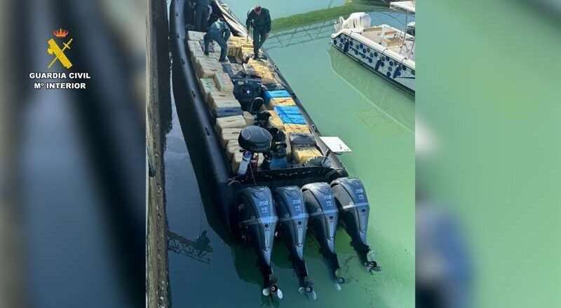 Desmantelada una operación de tráfico con la incautación de 5,7 toneladas de hachís y 3.250 litros de combustible en la costa de Huelva