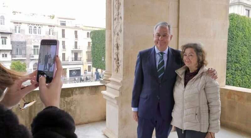 El alcalde da la bienvenida a los sevillanos en la jornada de puertas abiertas del Ayuntamiento por el Día de Andalucía