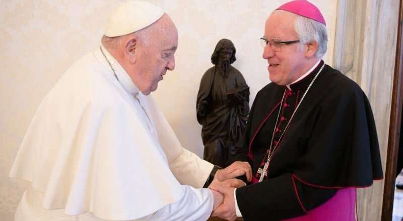 El arzobispo lidera una oración en la Catedral en apoyo al Papa Francisco este miércoles