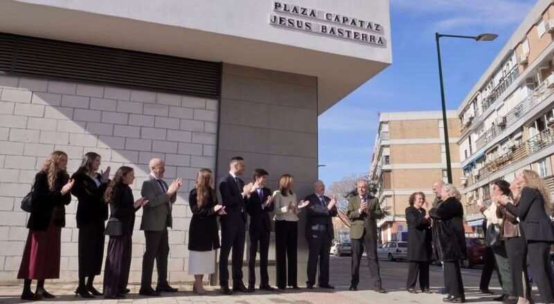 El Ayuntamiento rinde homenaje al capataz Jesús Basterra con la inauguración de su plaza en Triana.