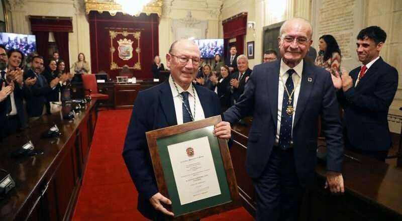 El cantaor ‘Fosforito’ es galardonado con la Medalla de Málaga, destacando que un reconocimiento de tal magnitud no formaba parte de sus sueños