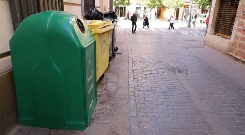 El centro histórico recibe 17 nuevos contenedores para el reciclaje de vidrio