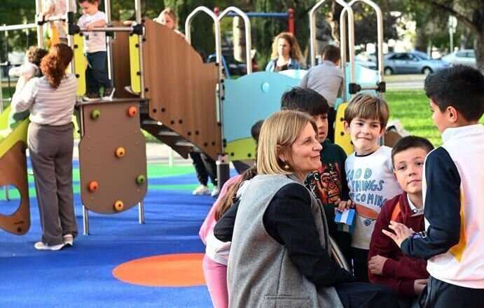 El nuevo parque infantil de Renfurbis recibe una inversión de aproximadamente 40.500 euros por parte del Ayuntamiento