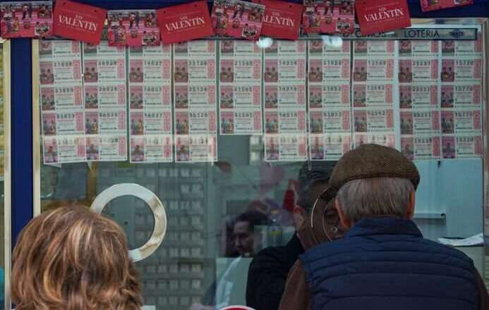 El primer premio de 300.000 euros de Lotería Nacional se reparte entre Valdepeñas de Jaén, Humilladero (Málaga) y Sevilla.