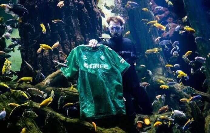 El Real Betis crea una camiseta de algas marinas para concienciar sobre la gravedad de su invasión.