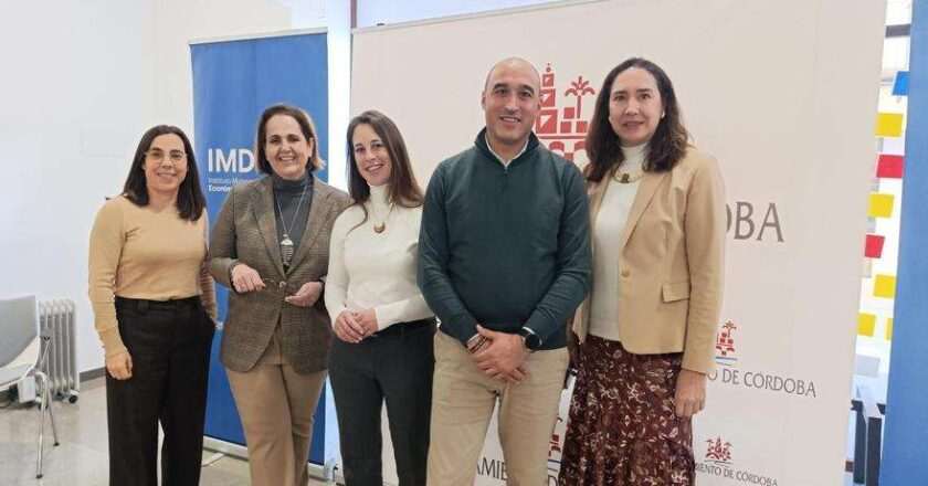 Enfermeras de hospitales andaluces se reunirán en Córdoba para discutir la mejora de la atención al paciente.