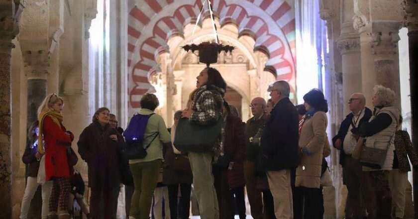 Entradas para la Mezquita-Catedral de Córdoba: Advertencia sobre la venta de boletos en sitios no oficiales que incrementan los precios.