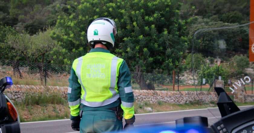 Fallece tras ser atropellado por un camión en la A-44 en Jaén.