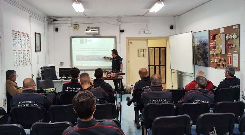 Formación de los bomberos municipales en el uso de la motosierra para rescates.