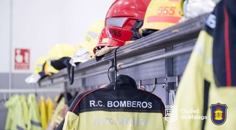 Hombre de 77 años ingresado en el hospital tras un incendio en una vivienda en Málaga.