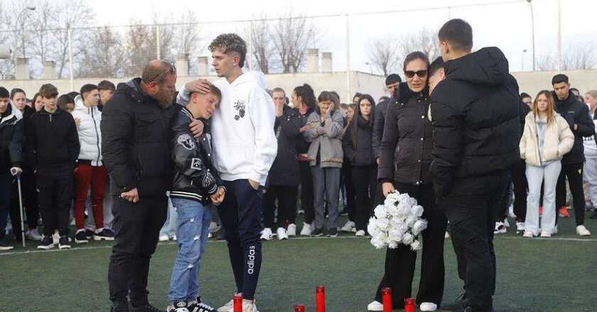 Homenaje al joven apuñalado en El Arenal, Córdoba, por parte del CD Azahara del Guadalquivir este sábado.