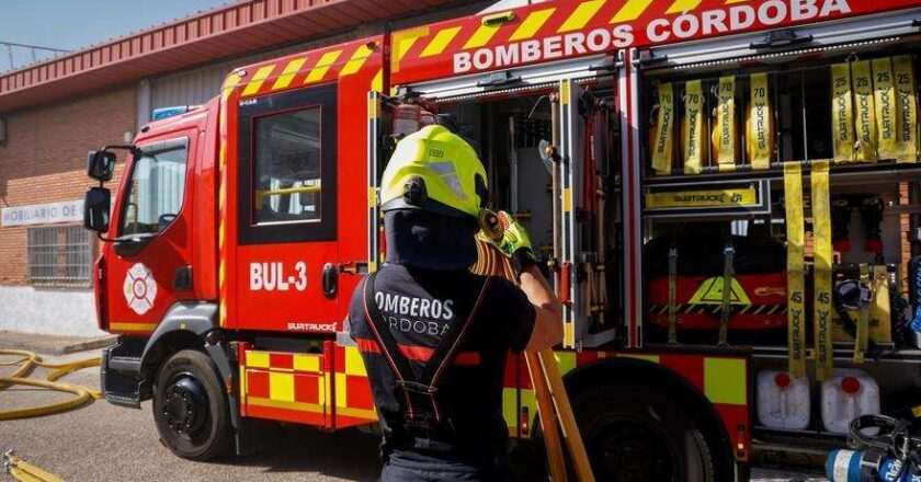 Incendio en casetilla abandonada frente al Hospital Provincial de Córdoba extinguido por bomberos
