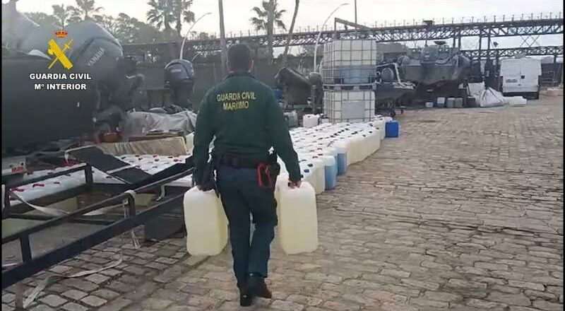 Intervención de 4.875 litros de combustible destinados a narcolanchas en la costa de Huelva