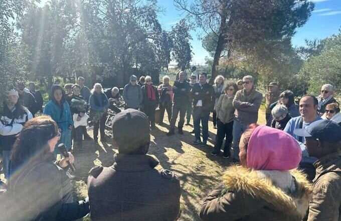 Izquierda Unida participa en el homenaje en memoria de la víctima del incendio en una chabola en Lucena del Puerto.