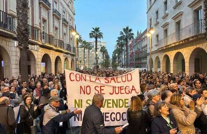 Izquierda Unida solicita a Juanma Moreno que atienda la demanda por la sanidad pública en Huelva