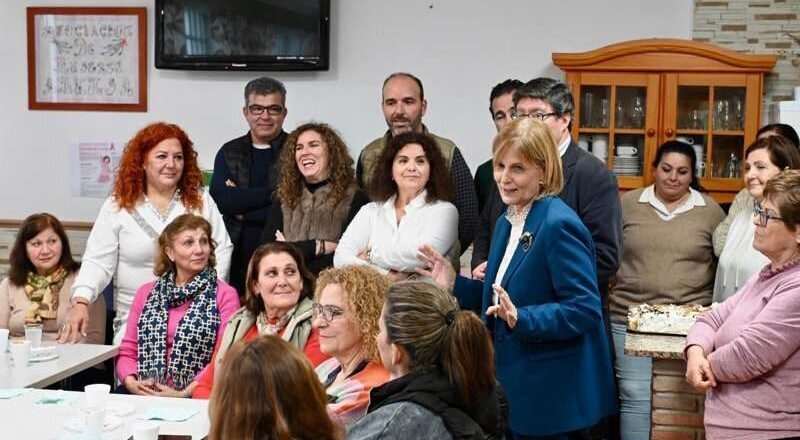 La alcaldesa destaca la implicación del tejido social femenino en la programación de Igualdad.