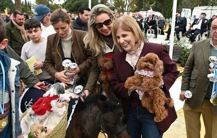 La alcaldesa invita a optar por la adopción de mascotas durante las festividades de San Antón en González Hontoria.