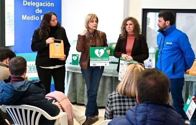 La alcaldesa presenta los desfibriladores para los centros de barrio en áreas rurales.
