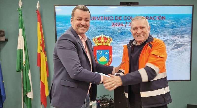 La Fundación Atalaya Riotinto entrega una barredora para mejorar el servicio de limpieza en El Campillo