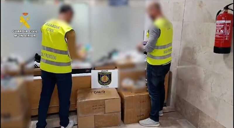 La Guardia Civil confisca más de 10.000 artículos falsificados de reconocidas marcas.