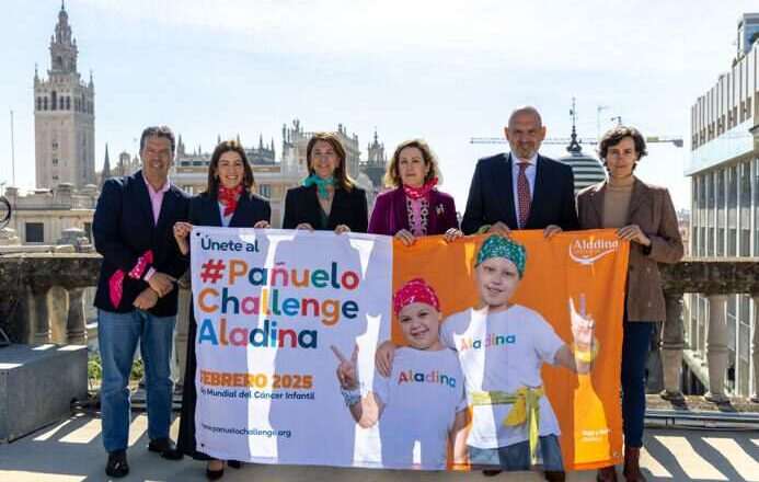 La iniciativa #PañueloChallengea promueve la solidaridad hacia niños y adolescentes con cáncer