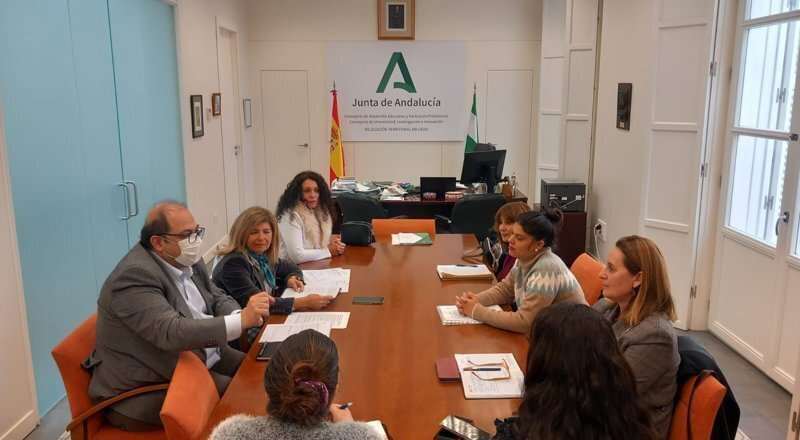 La Junta analiza la situación del CEI Tierra y Libertad de Puerto Real con la comunidad educativa