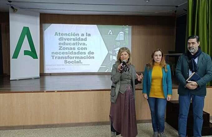 La Junta expone las iniciativas de apoyo educativo en áreas con necesidades de transformación social