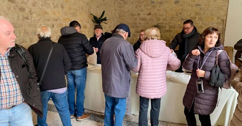 La Magdalena mantiene la tradición de sus curativas rosquillas de San Blas.