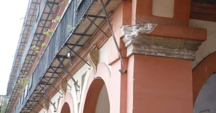 La Policía Local presenta ante el juzgado los daños ocasionados por un camión al arco alto de La Corredera.