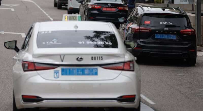 Las ciudades de Madrid, Málaga y Barcelona enfrentan un sobrecoste anual de 42 millones debido a la escasez de taxis y VTC
