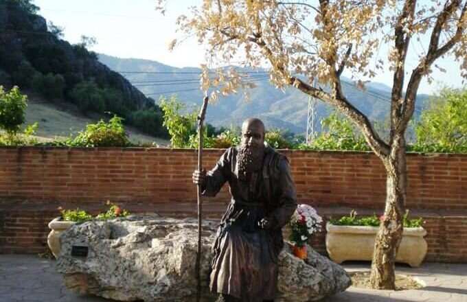 Los devotos se congregan en la cripta de Fray Leopoldo para conmemorar el aniversario de su fallecimiento.