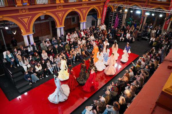 Los Premios Flamenca 2025 dan inicio a la pasarela con la participación de más de 60 diseñadores.