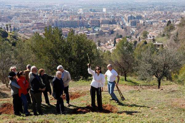 Maribel Verdú, Leonor Watling y Aitana Sánchez-Gijón se unen a una plantación de encinas en Granada.